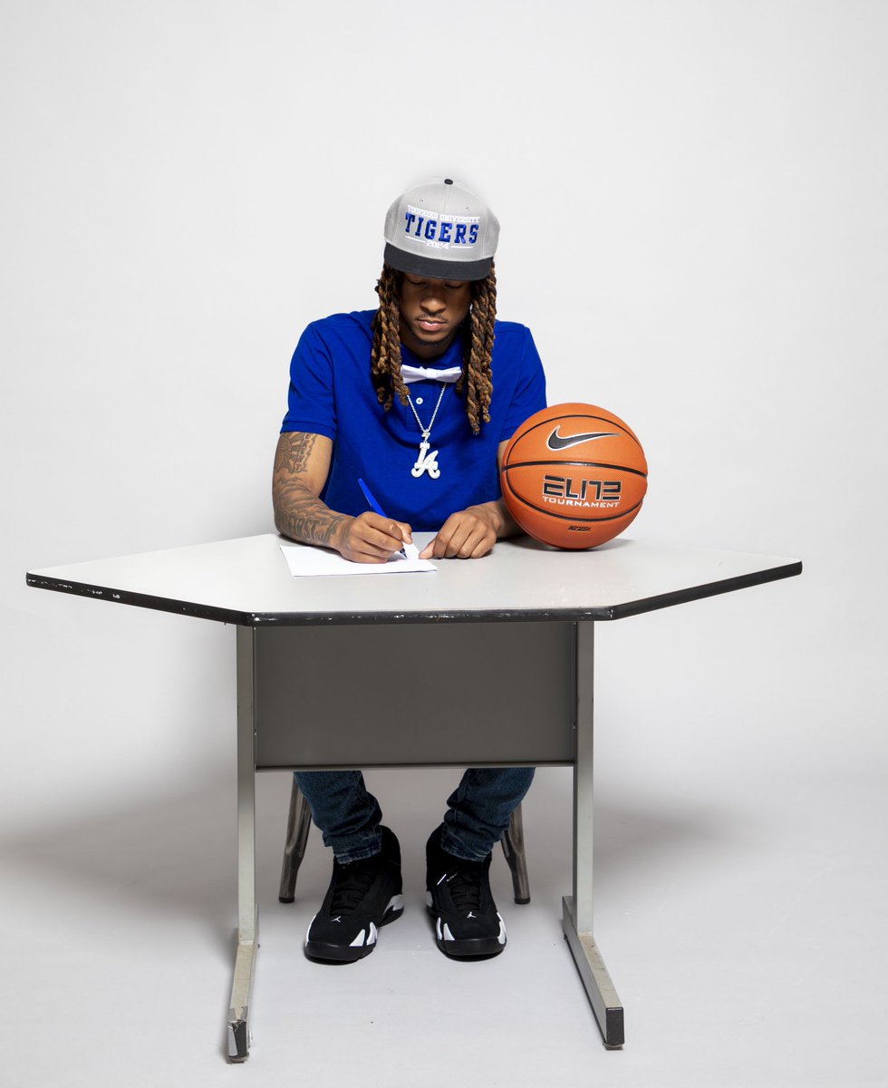 ShakamiAni's tweet photo. Today is My Baby’s Signing Day🥹🏀💙
⏰3:30PM
📍DEMON DEN
📸Corey Barnes
@JermarquisJ @CoachJGarman @coachjallday @VoorheesMBball https://t.co/zBYAn5LFw2