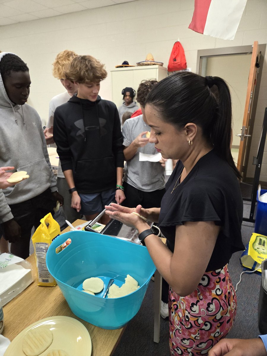0486Lauris's tweet photo. Arepas show! 
We cooked arepas to talk about food and cooking... we couldn't figure out where arepas are from, Colombia or Venezuela🤔😁
The only important thing is that they tasted very well and my students enjoyed the class a lot cooking their own! @ParticipateLrng https://t.co/9ki8jNR5MM