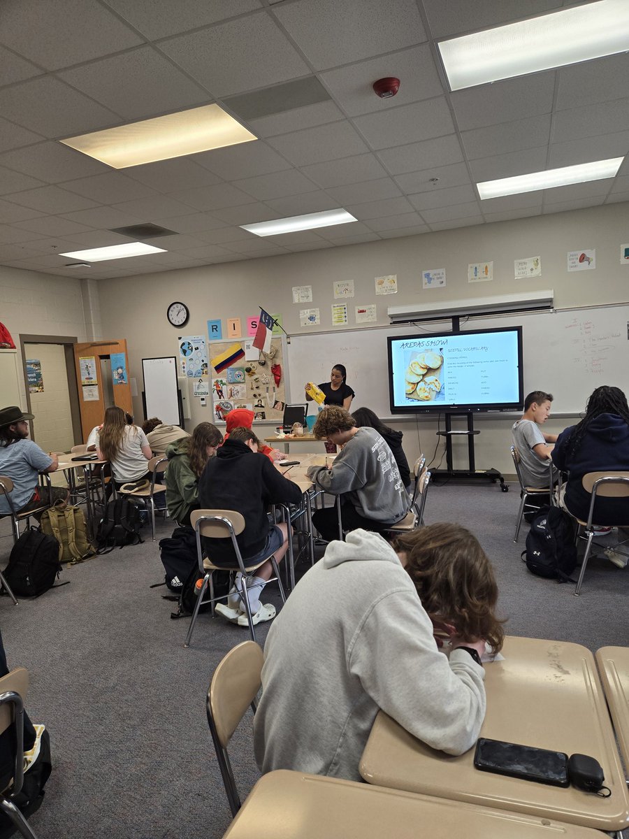 0486Lauris's tweet photo. Arepas show! 
We cooked arepas to talk about food and cooking... we couldn't figure out where arepas are from, Colombia or Venezuela🤔😁
The only important thing is that they tasted very well and my students enjoyed the class a lot cooking their own! @ParticipateLrng https://t.co/9ki8jNR5MM
