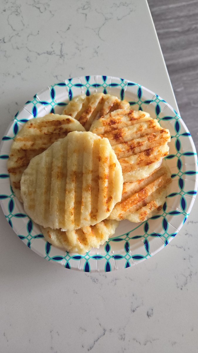 0486Lauris's tweet photo. Arepas show! 
We cooked arepas to talk about food and cooking... we couldn't figure out where arepas are from, Colombia or Venezuela🤔😁
The only important thing is that they tasted very well and my students enjoyed the class a lot cooking their own! @ParticipateLrng https://t.co/9ki8jNR5MM