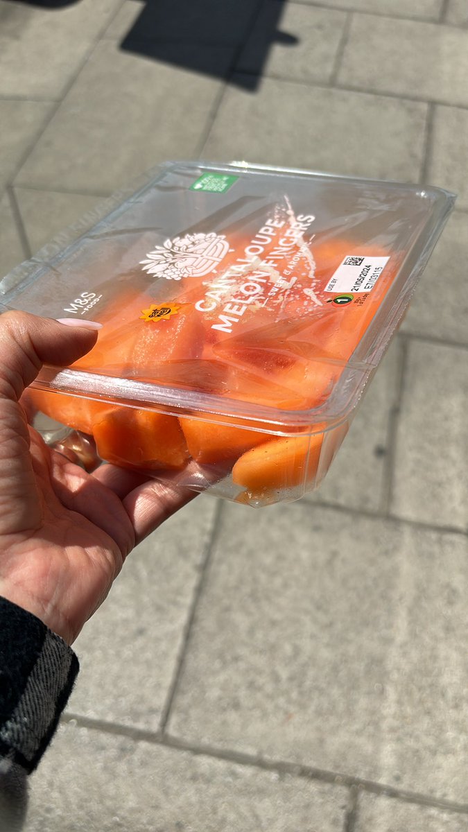This packet costs £4.50 in M&S. I saw a kid take one bite & sling it in the bin. Of course I fished it out, got a sneery look but I don’t care, the squirrels will have a wonderful refreshing treat☀️🐿️

#WomblingForWildlife ❤️