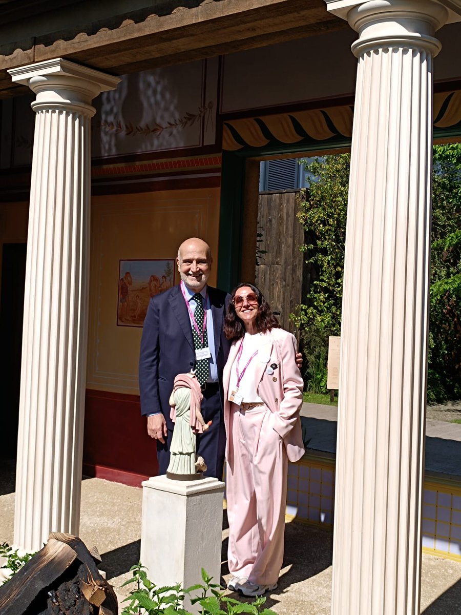 Amb @InigoLND is thrilled to visit the Chelsea Flower Show today for the opening of the Roman garden, inspired by Pompeii. This garden recreates a peristyle courtyard from 78 CE, with a mulberry tree and pomegranate trees. Thanks @thenewtsomerset and @The_RHS! #RHSChelsea