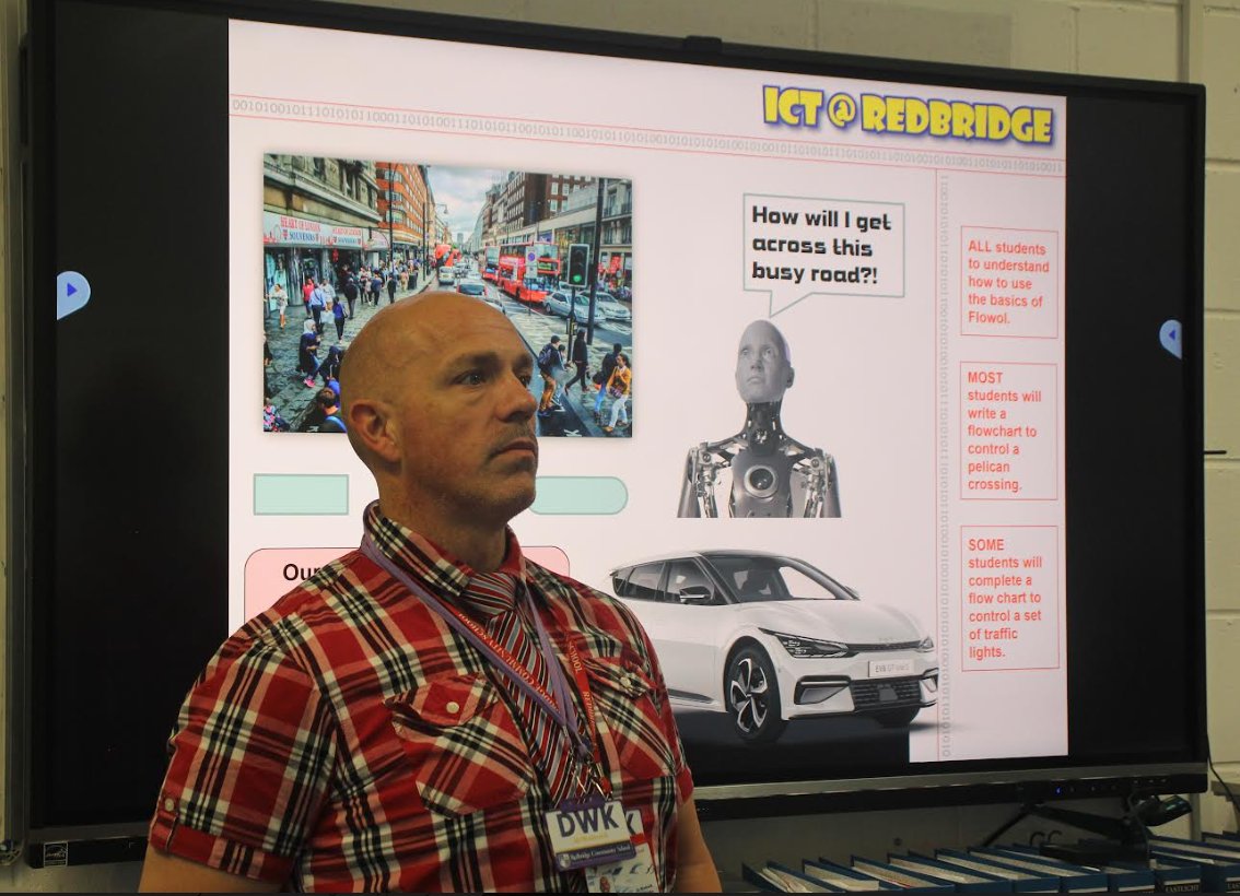 RedbridgeCS's tweet photo. One of our dedicated ICT teachers explaining traffic flow control to students. Preparing the next generation of tech-savvy individuals! #TeachingExcellence #FutureTechLeaders #Education #opportuinity https://t.co/Qt2G9rIALU
