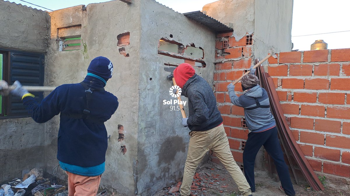 #AHORA | ‼️ El Ministerio de Seguridad ejecuta el primer derrumbe de un puesto de drogas en barrio Barranquitas.