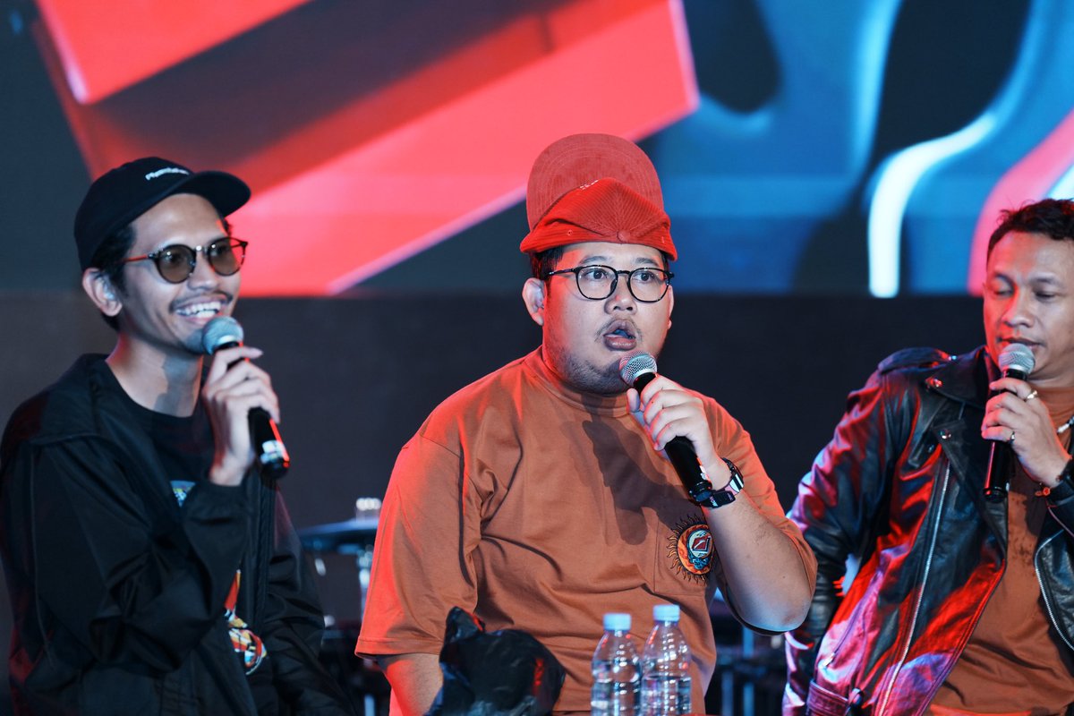 mandan_kenthir's tweet photo. Kegayengan second family di hajatan Super Podcast Show edisi Solo akhir pekan lalu. Isine gayeng lan gayeng tok~ 🫶🏼

Matur nuwun sudah datang meramaikan, next, ke mana lagi kita? 👀

#MandanKenthir https://t.co/BkvLB17IHD