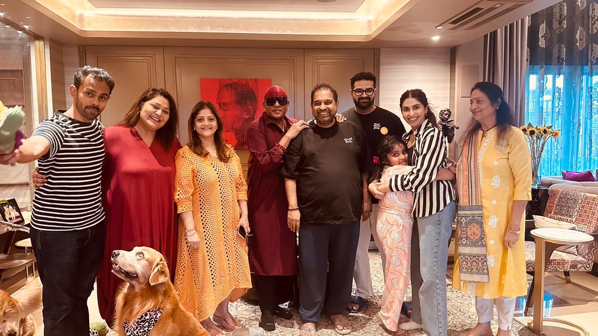 Celebration time with the Mahadevans..

wooohooo!! Super thrilled as my brother brings the #grammy home. God bless you with lots and lots of success and happiness 🎁🎊❣️🎉

#shankarmahadevan