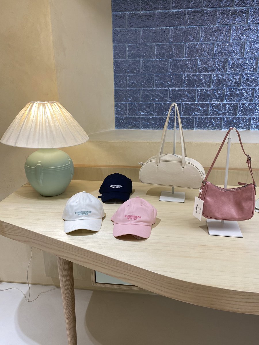 ddafm_en's tweet photo. 韓国女子から大人気のブランドsome where butterが最近ソンスに店舗オープンしたから行ってきた🧈❤️
韓国って本当お店がおしゃれなところ多くてどれも可愛く見えるよね...
バッグは思ったよりもお買い得だったから自分へのプレゼントにもぴったりかも✨
服はもちろんだけど特に小物が可愛すぎた🩷 https://t.co/1onvPzDCwM