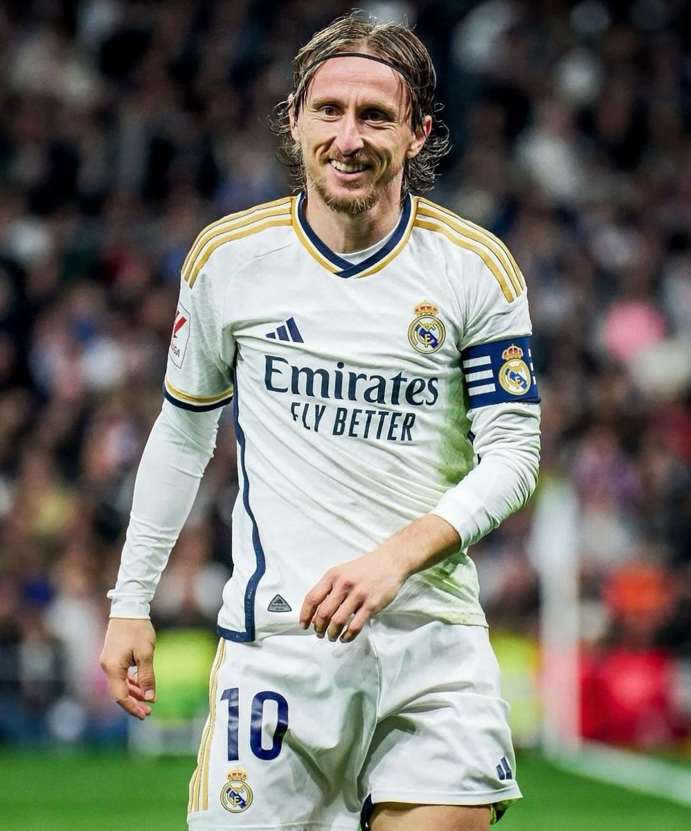 🚨 Luka Modric ha aceptado un papel secundario, se ha reducido su salario, ha rechazado muchas grandes ofertas y todo para seguir un año más en el Real Madrid. Todos los jóvenes que lleguen al Real Madrid deberían aprender de él. 🤍