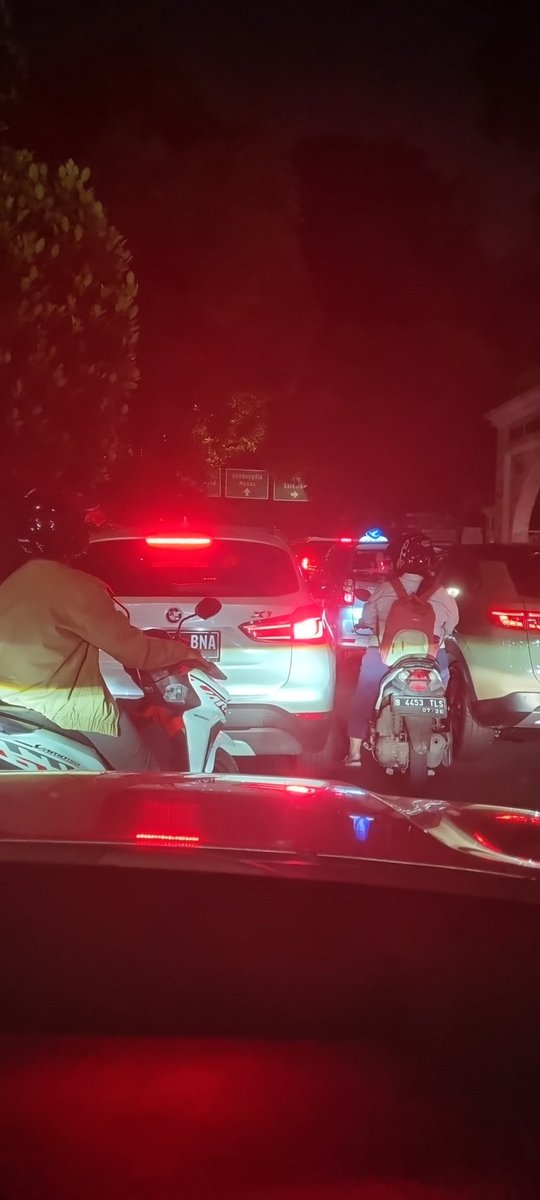 Sudah 5 menit lampu merah tidak kunjung hijau di perempatan Imam bonjol diponegoro, mohon perhatian petugas.