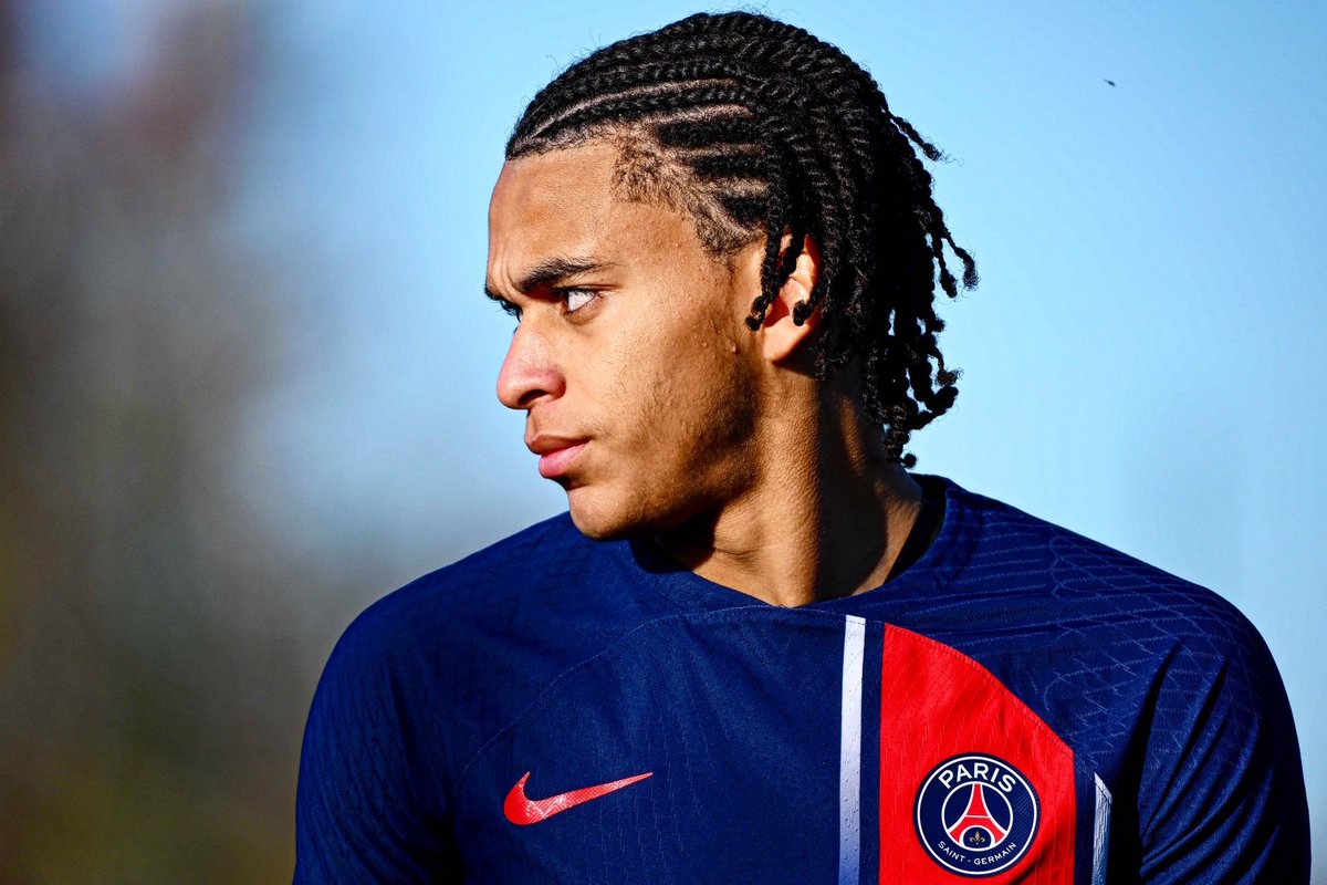 ActuFoot_'s tweet photo. 🚨 Le LOSC veut recruter Ethan Mbappé, libre en juin prochain ! ❤️🤍

Le club nordiste fait tout son possible pour séduire le jeune milieu de terrain de 17 ans qui va quitter le PSG.

(@Santi_J_FM) https://t.co/CK603CQ47s