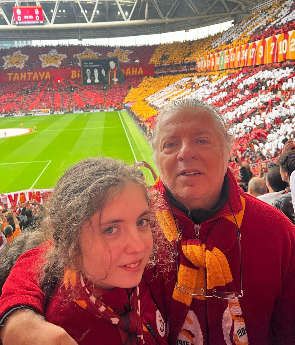 Mayıslar Bizimdir 💛❤️
Futbol bu yenmek de var yenilmek de, üzüldük ama dimdik ayaktayız, dünkü sonuç bize sadece kutlamaları bir hafta geciktirdi, tarih Galatasaray'ın 24. Şampiyonluğunu yazacak, dünkü muhteşem kareografide emeği geçen tüm UltrAslan kardeşlerimize sevgiler...