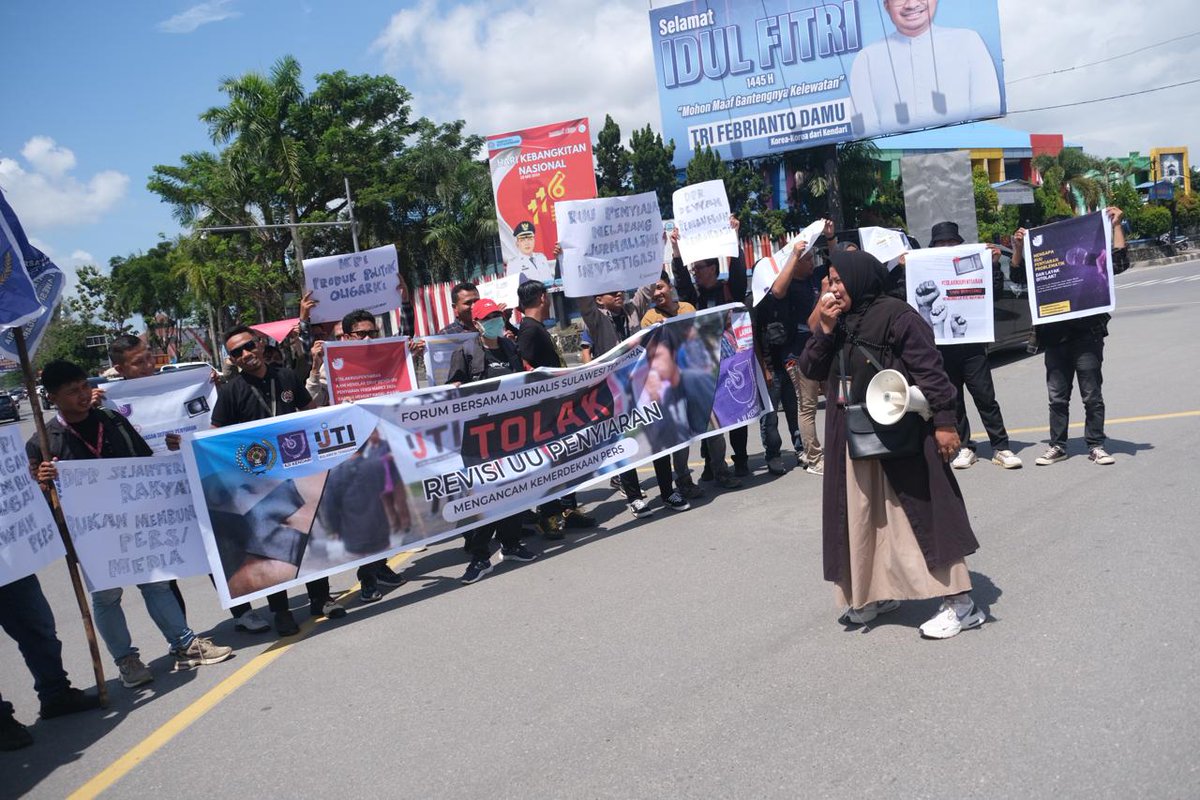 Jurnalis bergerak #TolakRUUPenyiaran
AJI di berbagai kota. 
#TolakRUUPenyiaran #RUUPenyiaranBungkamPers #AJITolakRUUPenyiaran #JurnalisTolakRUUPenyiaran