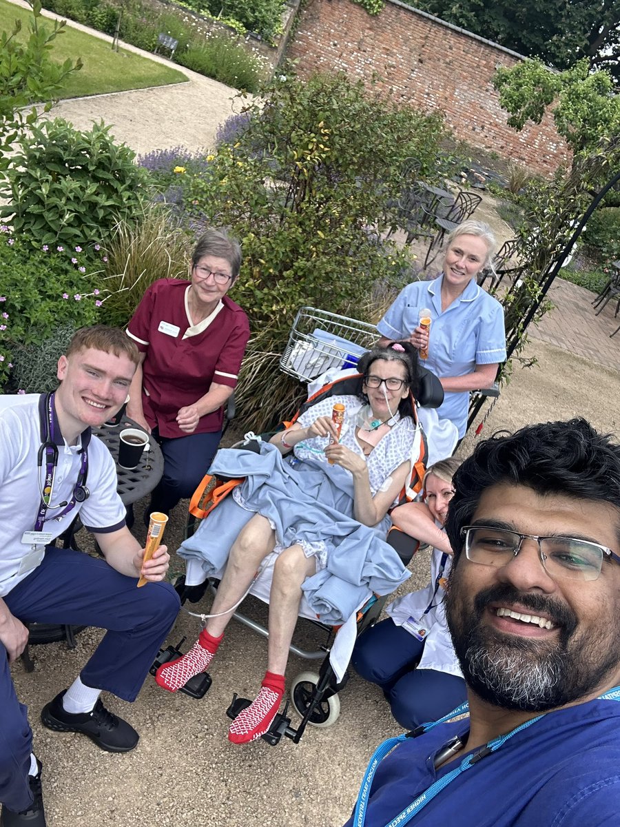 ✨Humanising care ✨ So lucky to have this incredible garden to visit with our ICU patients just a short trip away from the unit, and a really supportive MDT to make these trips happen. Sunshine therapy with an ice pole 🍦 @uhltherapy @glenfield_aicu #humanisingcare #teamwork