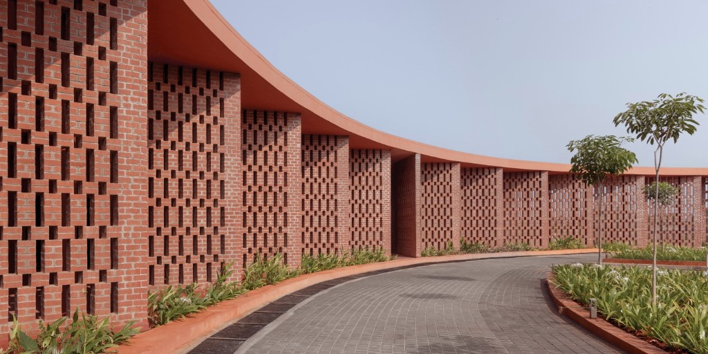ArchDaily's tweet photo. Learn about the changing role of #architects in South #Asia, from sole decision-makers to collaborators rooted in local contexts and community engagement. https://t.co/zuHYeUJokr https://t.co/OzmD3dMhZn