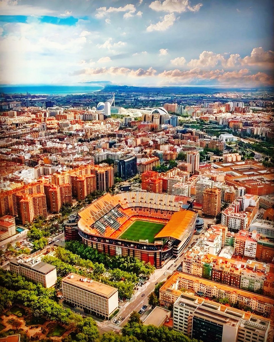 ciberchenet's tweet photo. Hoy cumple 101 años nuestro querido Camp de Mestalla, inaugurado el 20 de mayo de 1923 y con mas de 2000 partidos oficiales a sus espaldas.

La casa de nuestros abuelos, de nuestros padres, de nuestros hijos. Nuestro templo 🦇 https://t.co/q95f6uVRGB