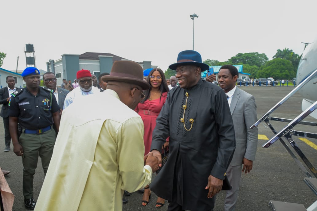 Gist_Newspaper's tweet photo. #Photos: Former President Goodluck Jonathan arrives Port Harcourt on invitation of Gov. SIM Fubara to perform the flag-off of Trans-Kalabari road. #1YearOfSimFubara https://t.co/UanJbtQjuF