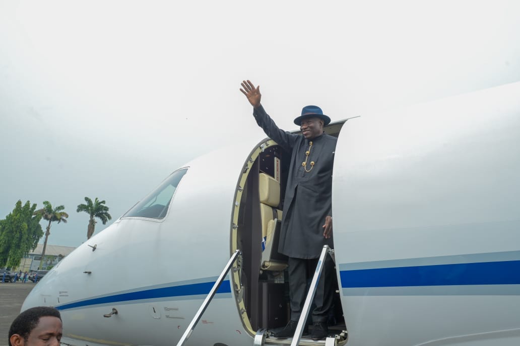 Gist_Newspaper's tweet photo. #Photos: Former President Goodluck Jonathan arrives Port Harcourt on invitation of Gov. SIM Fubara to perform the flag-off of Trans-Kalabari road. #1YearOfSimFubara https://t.co/UanJbtQjuF