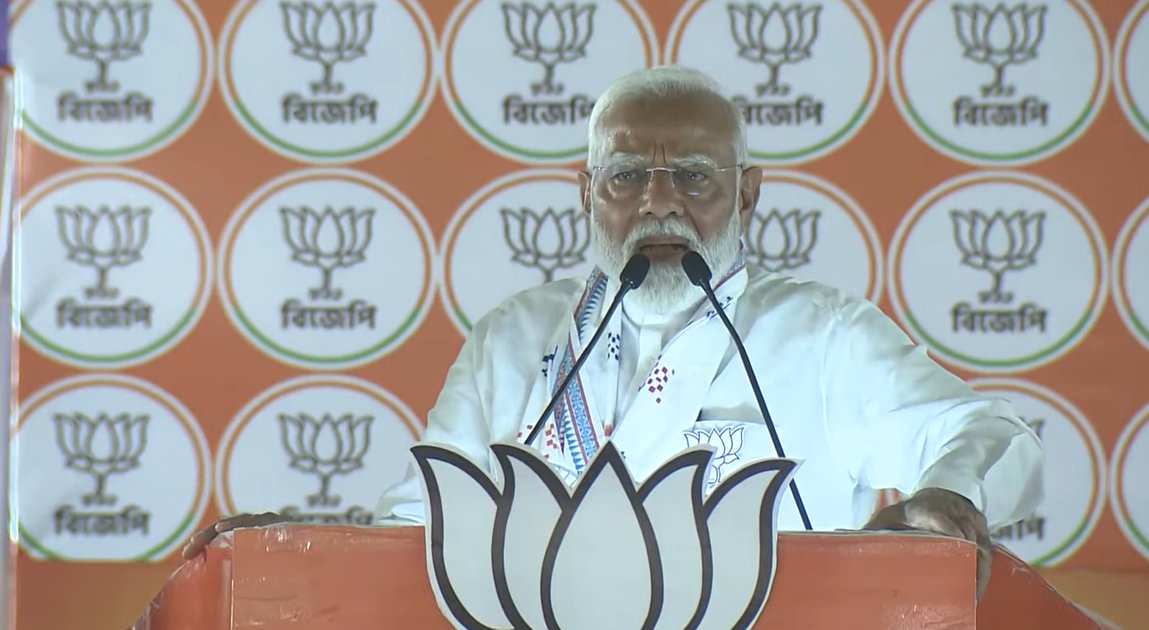 Congress wants to give reservation benefits to the Muslims snatching the rights of SCs, STs and OBCs. The Congress leaders are 100% communal. - PM @narendramodi #ModiKeiChayBangla