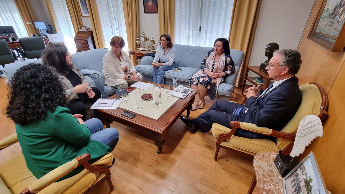 DGobExtremadura's tweet image. 🤝El delegado del Gobierno @J_L_Quintana ha recibido hoy en visita institucional a una representación del colectivo @mzcongd en #Extremadura para conocer su labor en materia de cooperación y acción social, así como los proyectos en los que esta #ONGD trabaja en la actualidad.