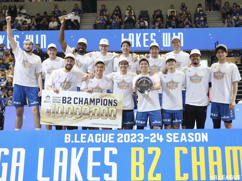 bbking_jp's tweet photo. 💐現役引退💐
滋賀レイクスの優勝でプロキャリアの幕を下ろした眞庭城聖「バスケの神様に感謝ですね」
https://t.co/WirLmEmCLR
自身のラストゲームでB2優勝を果たし、現役生活を終えた眞庭は、「これ以上のストーリーはもうないと思います」と語りました。
＃Bリーグ #滋賀レイクス https://t.co/H8gSJoR9j7