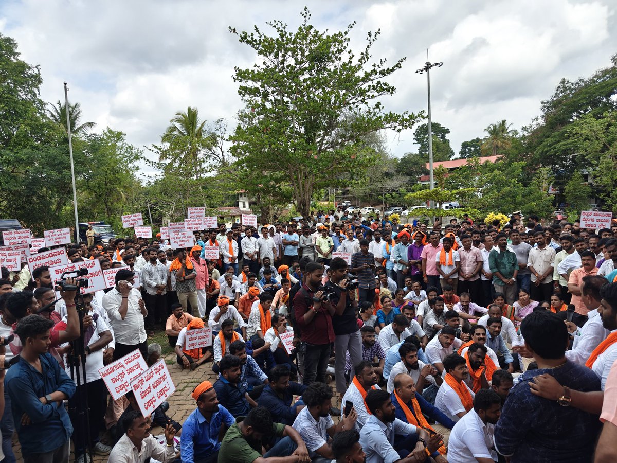 Down with the highhandedness of Congress govt! Alongwith with Leader of Opposition @KotasBJP, our Belthangady MLA @HPoonja & District President of @BjpMangaluru @Sathish_Kumpala led a protest march against the baseless allegations & arrest of our BJYM Belthangady Mandala