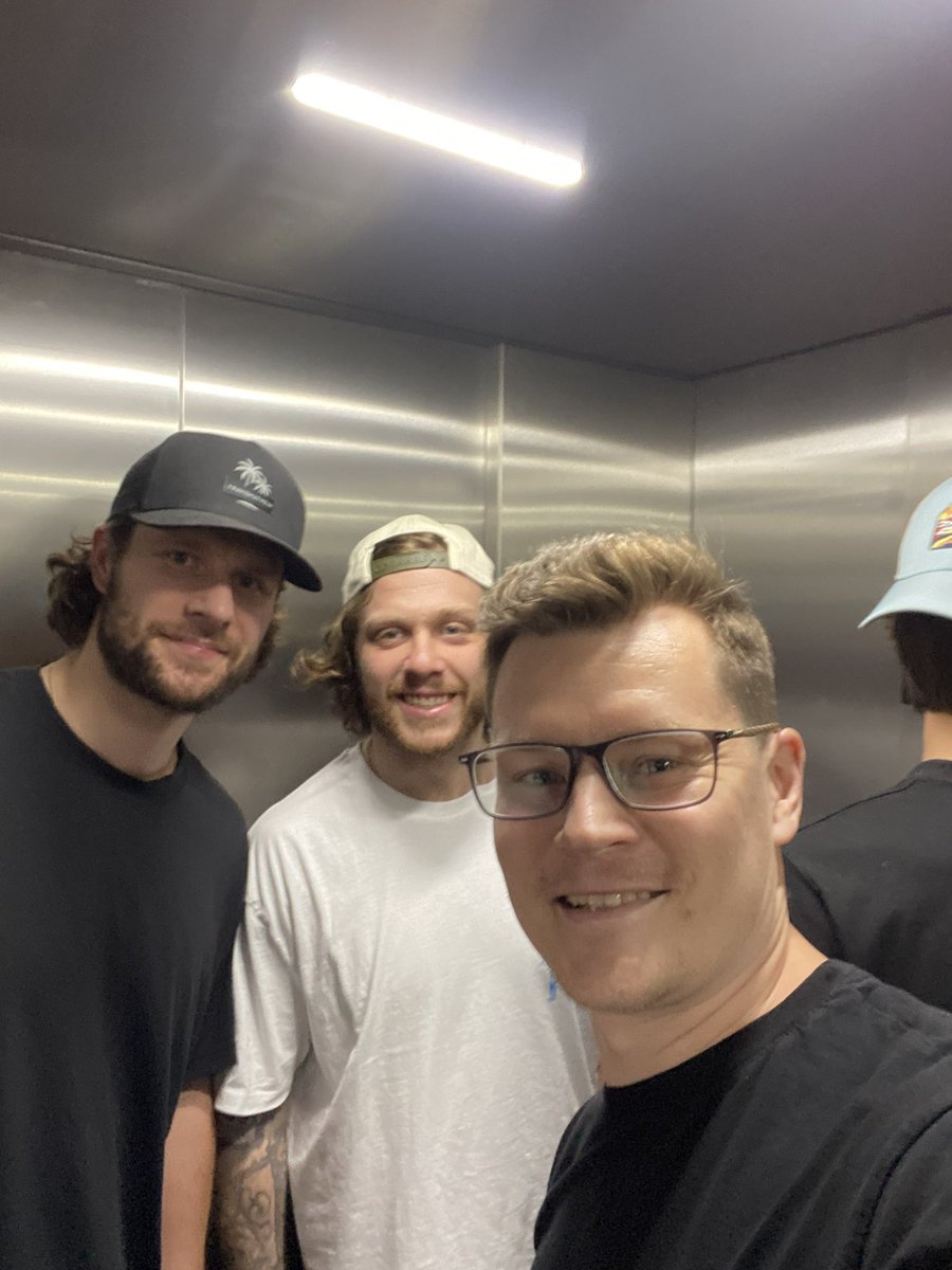 Bomby k tyči tweet media