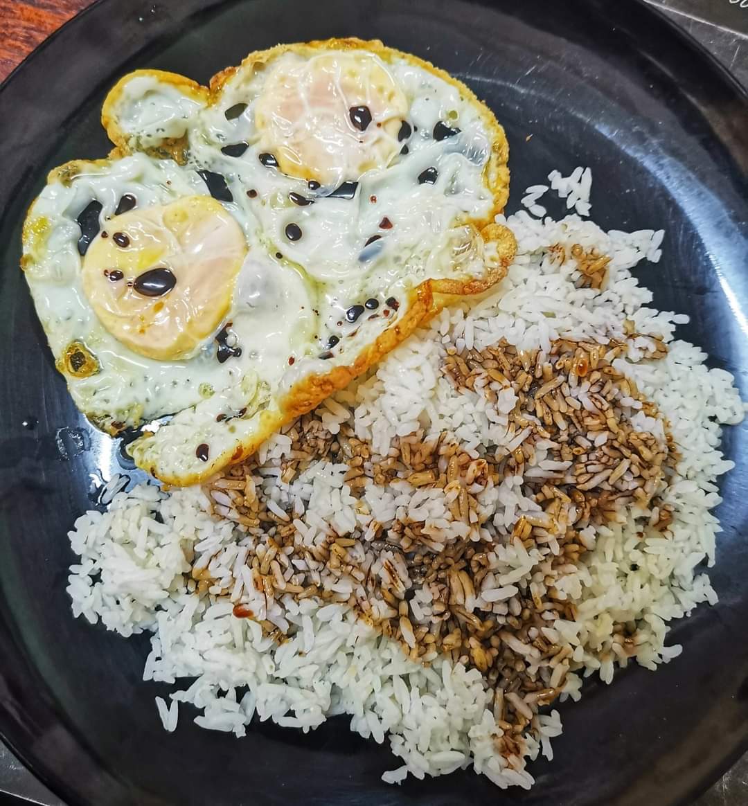 Kita rasa kita dah cukup susah makan nasi dengan dua biji telur bersama kicap cap kipas udang. Tapi kita tak tahu, ada orang yang cuma makan nasi dengan sebiji telur je tanpa sedikitpun kicap. Ya. Semua orang ada susah dan peperangan dalam hidup masing-masing yang kita sendiri