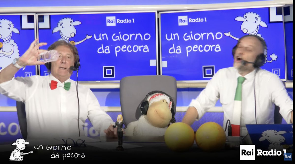 NozzeOro's tweet image. A quanto pare il #greenwashing a #Radio1 funziona così: tutti ecologici, ma quando c'è da bere acqua arriva la bottiglietta, però (seppur senza etichetta) se c'è pure il video "non possiamo farla vedere, ora la ricicliamo (?)" e dicono di nasconderla #UGDP @1giornodapecora