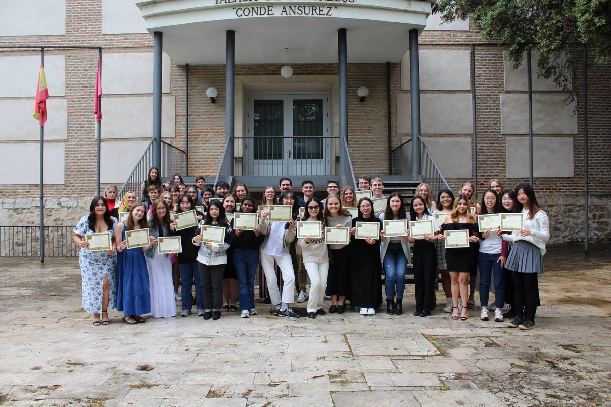 idiomasuva's tweet image. ¡Nuestro primer gran curso de español en 2024 llega a su fin! 🎓
Más de 50 estudiantes de hasta 15 países han asistido a las clases en estos últimos cinco meses 🌍
Otra gratificante y enriquecedora experiencia para el recuerdo. ¡Hasta la próxima, chic@s! 🤗#SpanishinValladolid