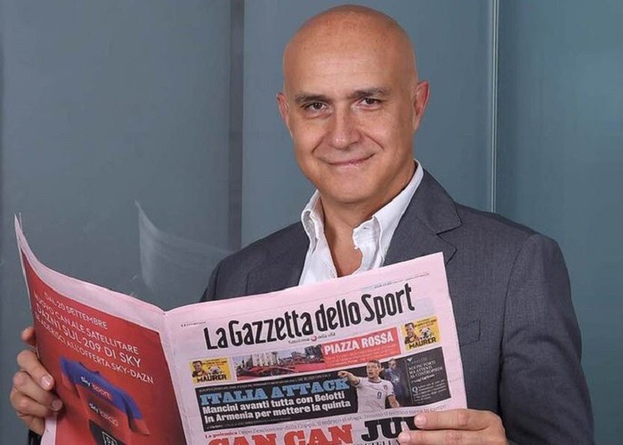 ZZiliani's tweet photo. Avviso ai lettori della Gazzetta dopo l'addio di Zhang: i "disinformati di professione" di cui scriveva la Gazzetta erano alla Gazzetta
Il 23 aprile il direttore della rosea aveva sfottuto gli "economisti per mancanza di prove" che ipotizzavano il cambio di proprietà all'Inter parlando di "caravanserraglio che fa da contorno degradato al calcio italiano": oggi naturalmente apre sull'Inter americana come se niente fosse

Non è ancora passato un mese, era il 23 aprile e il direttore della Gazzetta dello Sport Stefano Barigelli, pancia in dentro e petto in fuori, con sprezzo del pericolo vergava per il giornale rosa un editoriale destinato a entrare nella storia del giornalismo. L’Inter aveva appena vinto l’ennesimo derby e lo scudetto della seconda stella e l’erede di Roghi, Brera, Zanetti, Palumbo e Cannavò mandava alle stampe la sua articolessa intitolata: “Il lavoro di Inzaghi, la forza del club: così è nato il dominio dell’Inter”.

E fin qui niente di strano, è quello che più o meno avevano fatto tutti. Barigelli però aveva altre mire: una su tutte, commiserare e esporre al pubblico ludibrio quei giornali e quei giornalisti che nel corso della stagione avevano sì dato conto della straordinaria performance della squadra di Inzaghi, che in campionato aveva demolito la concorrenza con la stessa schiacciante superiorità esibita l’anno prima dal Napoli di Spalletti, ma avevano avuto l’ardire di porsi due domande sulla proprietà Zhang e di avanzare dubbi sul fatto che a fronte di una situazione economico-finanziaria drammatica come quella in cui si trovava non l’Inter, ma Suning (cioè la famiglia Zhang), i proprietari cinesi potessero riuscire a conservare il possesso del club dovendo restituire entro il 20 maggio 2024 al fondo Oaktree un debito di 275 milioni lievitato a 395 ed essendo già inseguiti (vanamente) da un numero impressionante di creditori, in Cina e non solo in Cina.

Scriveva il conducator Barigelli: “E ora? Dopo i nove scudetti di fila della Juve nessuno ha saputo ripetersi: Inter, Milan, Napoli e ancora Inter nei quattro anni successivi. Nessun successo si è trasformato in egemonia. Che possa toccare proprio al club di Zhang a qualcuno potrà sembrare non solo paradossale ma perfino indigesto. Da tempo l'Inter sarebbe dovuta passare di mano secondo disinformati di professione, economisti per mancanza di prove, insomma quel caravanserraglio che fa da contorno, spesso degradato, al calcio italiano. L'Inter di Zhang invece è per successi seconda soltanto a quelle dei Moratti”.

Come sapete, io sono fra quelli che si permisero di scrivere un paio di articoli già ad agosto, e altri nel prosieguo della stagione, in cui manifestavo perplessità sulla possibilità effettiva che la famiglia Zhang, condannata in tutti i tribunali e zavorrata da debiti e bond da centinaia di milioni, riuscisse a saldare il suo debito verso Oaktree; e a maggior ragione quando si era sparsa la voce che per pagare i 395 milioni di debito al fondo californiano Zhang aveva deciso di accendere un altro debito chiedendo a Pimco un prestito di 430 milioni al 15 % d’interesse. Un minimo di perplessità questa disperata mossa di un indebitato che s’indebita ancora di più accettando tassi d’interesse da usura avrebbe dovuto, io credo, suscitarla: ma la Gazzetta no, Barigelli no. Felice come una Pasqua il giornale rosa apriva a tutta pagina con foto di Steven Zhang “alla Lautaro” e annunciava ai suoi sempre più euforici lettori: “L’Inter resta cinese: il gol di Zhang”. E ancora: “Intesa da 400 milioni col fondo Pimco. Il presidente: “Pronti a fare la storia e resteremo ai massimi livelli”.

Ebbene, come siano andate le cose ormai lo sapete tutti. Il prestito da 400 milioni di Pimco si è rivelato una bufala, la famiglia Zhang non è stata in grado di onorare l’ennesimo debito della sua lunga e indecorosa collezione e proprio nel giorno della festa a Castello Sforzesco per il 20° scudetto della storia dell’Inter, gli Zhang escono di scena lasciando la proprietà del club nelle mani del fondo Oaktree che escute così il pegno del prestito mai restituito.

La Gazzetta? Fa un dietrofront a 180 gradi e dopo aver sventolato la bandiera cinese, l’ammaina e sbandiera quella a stelle e strisce come se niente fosse. E i suoi lettori? Domani è un altro giorno, si vedrà.

Ricapitolando, e pensando di fare cosa gradita ai lettori della Gazzetta dello Sport: i “disinformati di professione”, gli “economisti per mancanza di prove” e il “caravanserraglio che fa da contorno degradato al calcio italiano” di cui parlava il direttore della Gazzetta esistevano veramente; solo, lavoravano alla Gazzetta. Come si dice in questi casi: per il resto tutto bene.

P.S. Pace alla buon’anima di Brera e Cannavò