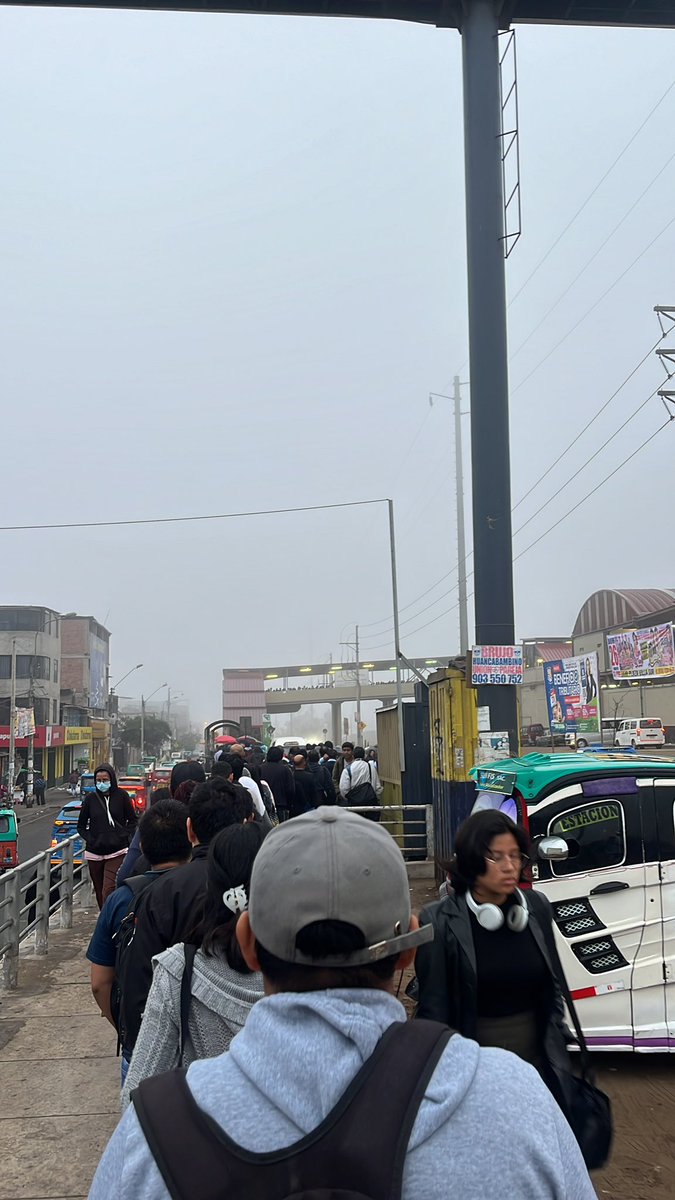 RaulJMatias's tweet photo. Larga cola desde temprano en la estación Villa El Salvador, solo han aperturado 4 torniquetes de los 6 de siempre. #metrodelima #linea1 #lineauno #villaelsalvador https://t.co/3pWMWReSgm