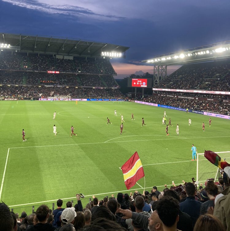 🇱🇻🇱🇻 METZ vs PARIS 🔴🔵

•Affluence : 28 455
•Parcage : ~ 1 000 🔐
•Capacité : 28 786

•Taux de remplissage : 98,9%

Meilleure affluence de la saison messine 🔥
Metz réalise la meilleure affluence moyenne de son histoire malgré sa place de barragiste ! 🤯

📸 @FcMetz_News