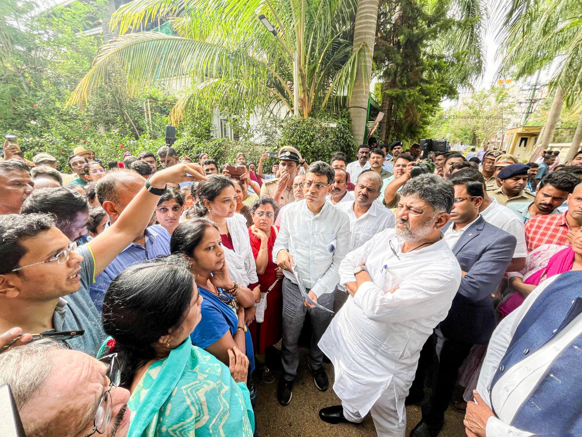 DKShivakumar's tweet photo. ರಾಜ್ಯದ ವಿವಿಧೆಡೆ ಮಳೆ ಸುರಿಯುತ್ತಿದ್ದು, ಮುನ್ನೆಚ್ಚರಿಕೆ ಕ್ರಮವಾಗಿ  ಸಂಭವನೀಯ ತೊಂದರೆಗಳನ್ನು ಎದುರಾಗಬಹುದಾದ ಬೆಂಗಳೂರಿನ ಕೆಲವು ಪ್ರದೇಶಗಳಿಗೆ ಭೇಟಿ ನೀಡುತ್ತಿದ್ದು, ಯಲಹಂಕಾದ ರಮಣಶ್ರೀ ಗಾರ್ಡೇನಿಯಾ ಲೇಔಟ್ʼಗೆ ಇಂದು ಭೇಟಿ ನೀಡಿ ಅಲ್ಲಿನ ನಿವಾಸಿಗಳ ಕುಂದುಕೊರತೆಗಳನ್ನು ವಿಚಾರಿಸಿದೆ.