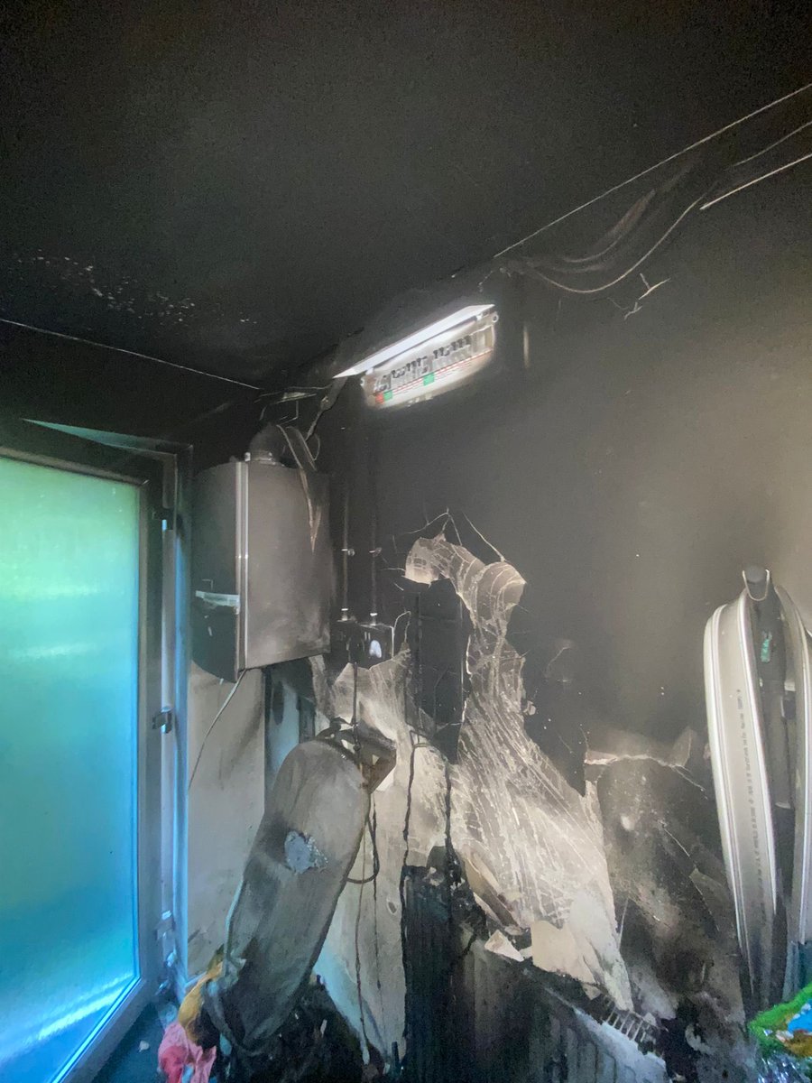 Reds and the On-Call attended a house fire in #Cricklade this morning. Extinguished using hose reel jets and BA. Shows how shutting the door on the fire meant that the rest of the house only suffered minor smoke damage #heroes
