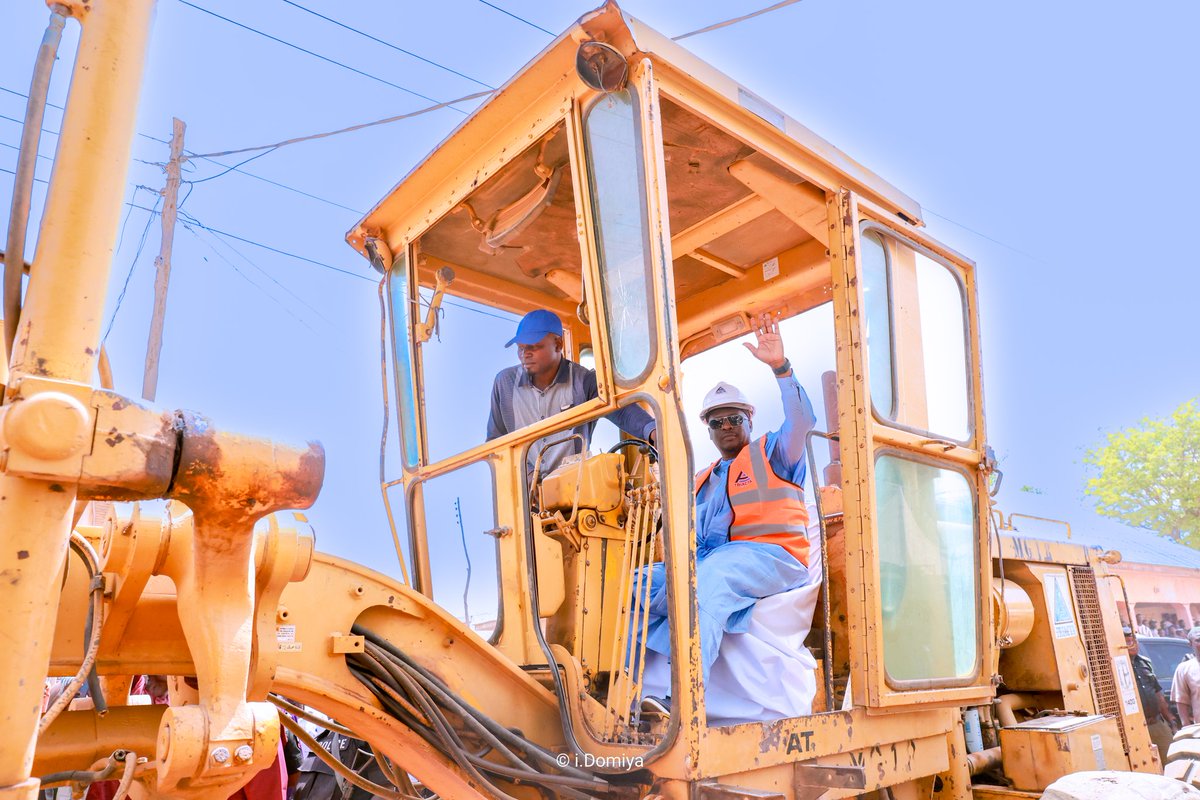 GovernorAUF's tweet photo. Today, I broke ground on the construction of the Federal Housing Estate Road Network in Bajabure, Girei Local Government! This 18.3km road project will provide durable solutions to the infrastructure needs of the estate's inhabitants and visitors. Adamawa State is committed to urban renewal and infrastructure development, and we're making progress one project at a time!
