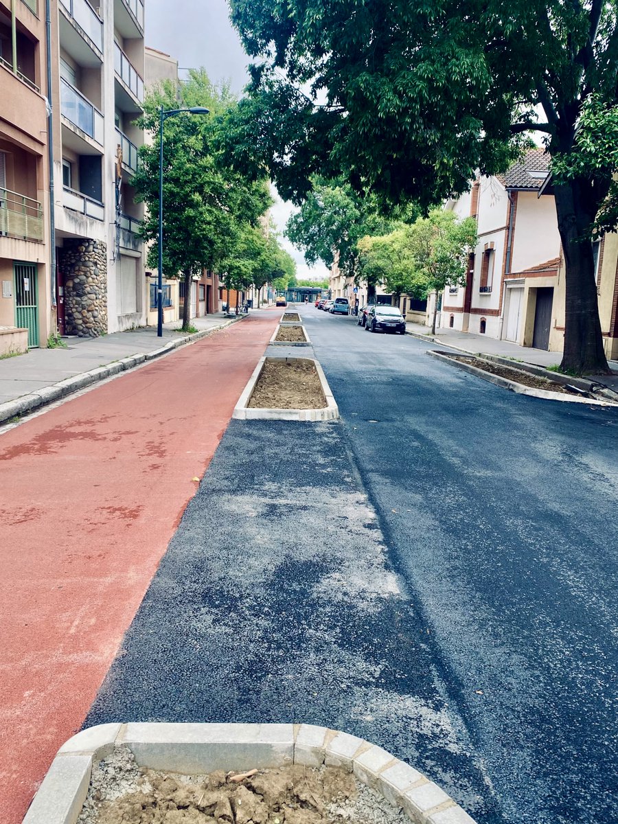 dunaljonnhy's tweet photo. 🏙️ Avec @jlmoudenc, nous souhaitons un espace public partagé entre piétons, vélos et voitures. 👇🏼

Dans le quartier Saint-Agne, nous finalisons le marquage au sol pour des aménagements adaptés, pédagogiques et sécurisés. Pour protéger les plus vulnérables et réduire les risques d’accidents, #Toulouse s’est doté d’un Code de la rue, réalisé et concerté par mon collègue @MaximeBoyer. À #Toulouse, de nouveaux espaces, de nouveaux usages.