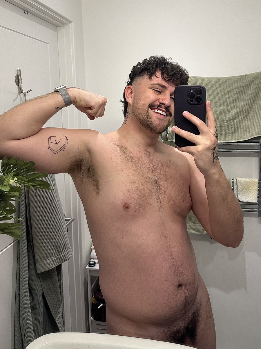 Retweet if you wanna kiss and a cuddle🤭