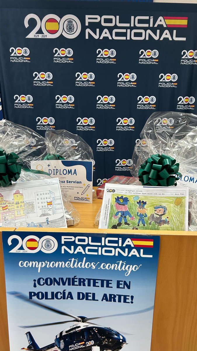 ¡Felicidades🏅! Aquí tenemos a los ganadores del concurso de dibujo “Bicentenario de la @policia', bajo el lema “Deja volar tu imaginación”, en el que han participado distintos alumnos de Educación Primaria y Especial de colegios de #Córdoba #BicentenarioPolicía