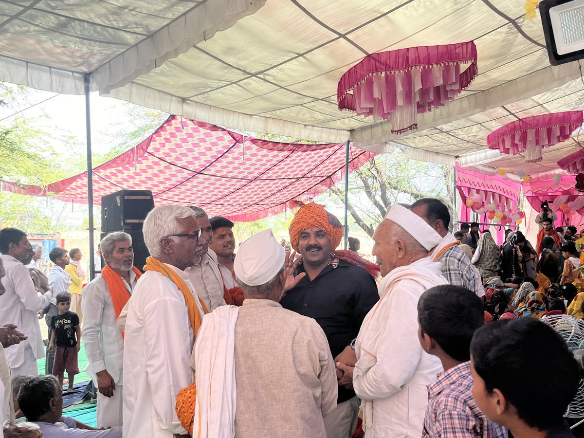 YashAgarwalbtp's tweet photo. आज गाँव मौरोली कलॉं मे चल रही भागवत कथा में शामिल हुआ। व सभी बड़े बुजुर्गों का आशीर्वाद प्राप्त किया ।।
#yashagarwal #bhagwatkatha #moroli #jaishreeram https://t.co/7oquoDEHwG