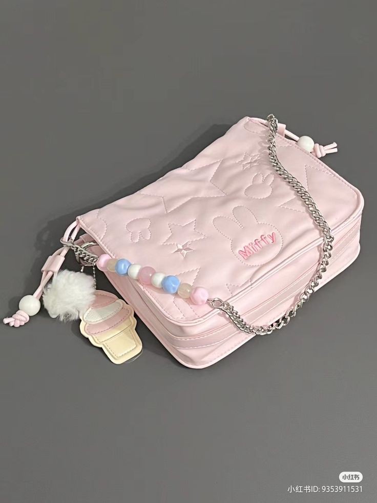 tas cantik dan gemas, bisa di jadiin sling bag atau shoulder bag. bahan dari leather anti air, detail nya pun sangat lucu dan unik ♡