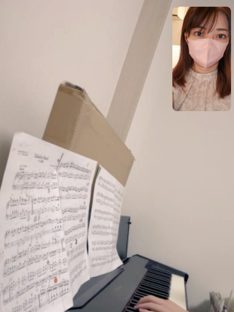 kyoko_piano's tweet image. いましごおわです❗オンラインレッスンが続く日は電源を差したままで行っています。オンラインでも左右バランスや軽やかにと弾いて見せると軽やかに弾けるので意外と出きるものだなと思います。適当に読む子にはロッタリーじゃないので当たればいいやと言う読み方にならないよう、音名で読んでもらって…