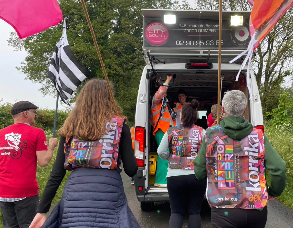 🏃‍♀️🏃‍♂️🏃‍♀️🏃‍♂️ #Korrika -ko ordezkaritza batek Ar Redadeg ekimenean parte hartu du.
Bretoieraren aldeko lasterketan parte hartu du gaur goizean Korrikak, Nantes inguruan.
FESTARO.ES