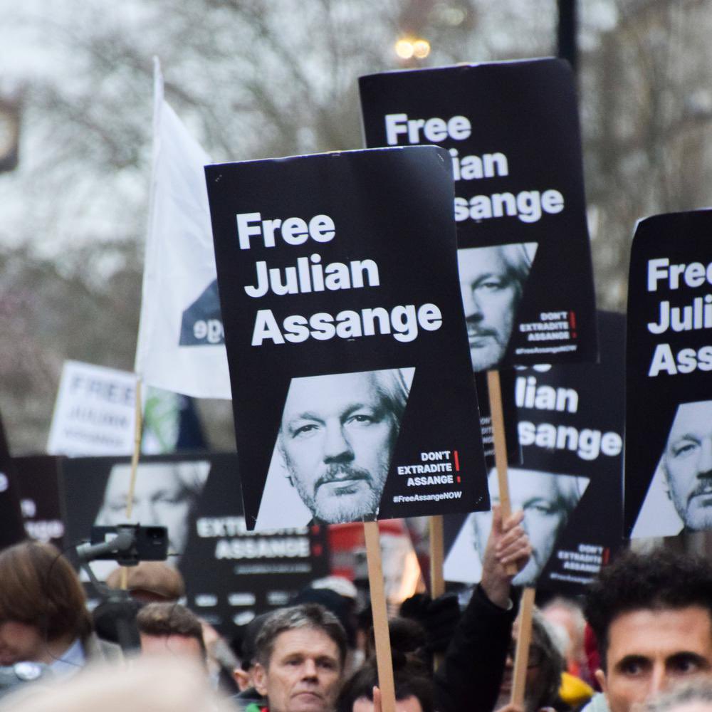 Tolle Nachricht !!! Assange darf Berufung gegen seine drohende Auslieferung an die USA einlegen. Das entschied der Londoner High Court soeben. Es wird Zeit, dass er endlich freigelassen wird. #FreeAssageNow ✊🏼❤️