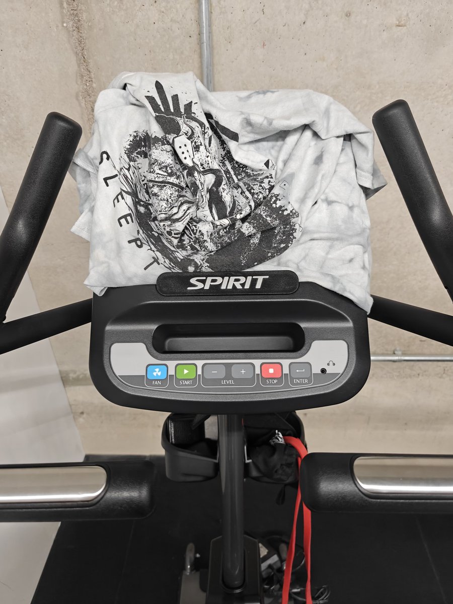 CaptainWhelmed's tweet photo. Finally back in the gym after an unexpected 3 weeks off. Time to get my cardio hack to good use

Cover the machine screen and the 10,20,30,40 mins will fly by. The only way I'll do cardio these days https://t.co/5nNqb93z4B