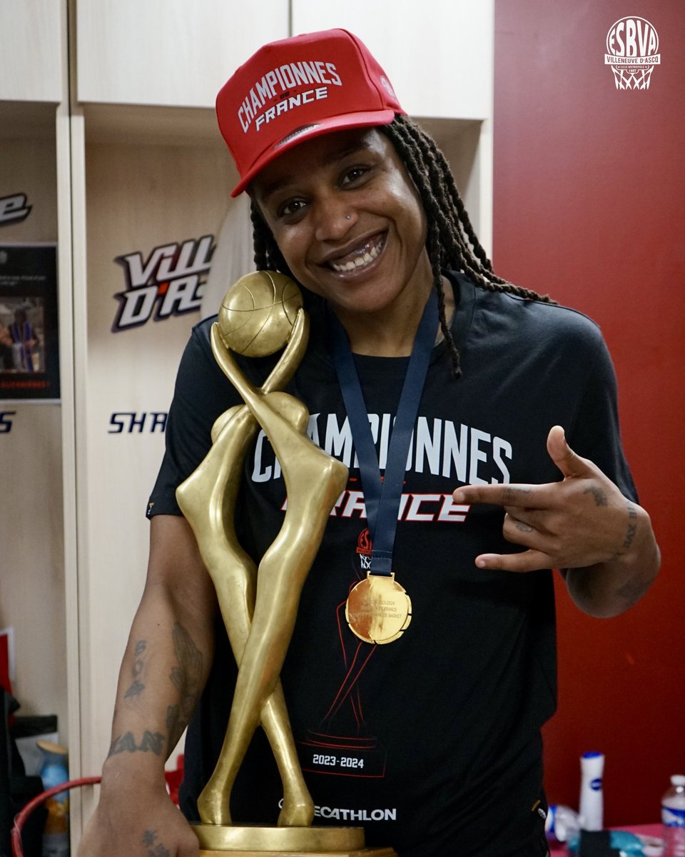 ESBVALM's tweet photo. 🥇🏆
🤝 Merci à notre fidèle équipementier et partenaire @Decathlon Basketball pour les t-shirts et casquettes Championnes de France ! 🧢🎽
#AllezLesGuerrières 🔴⚪️ #BasketLFB #PlayoffsLFB https://t.co/p5gCeP9JpK