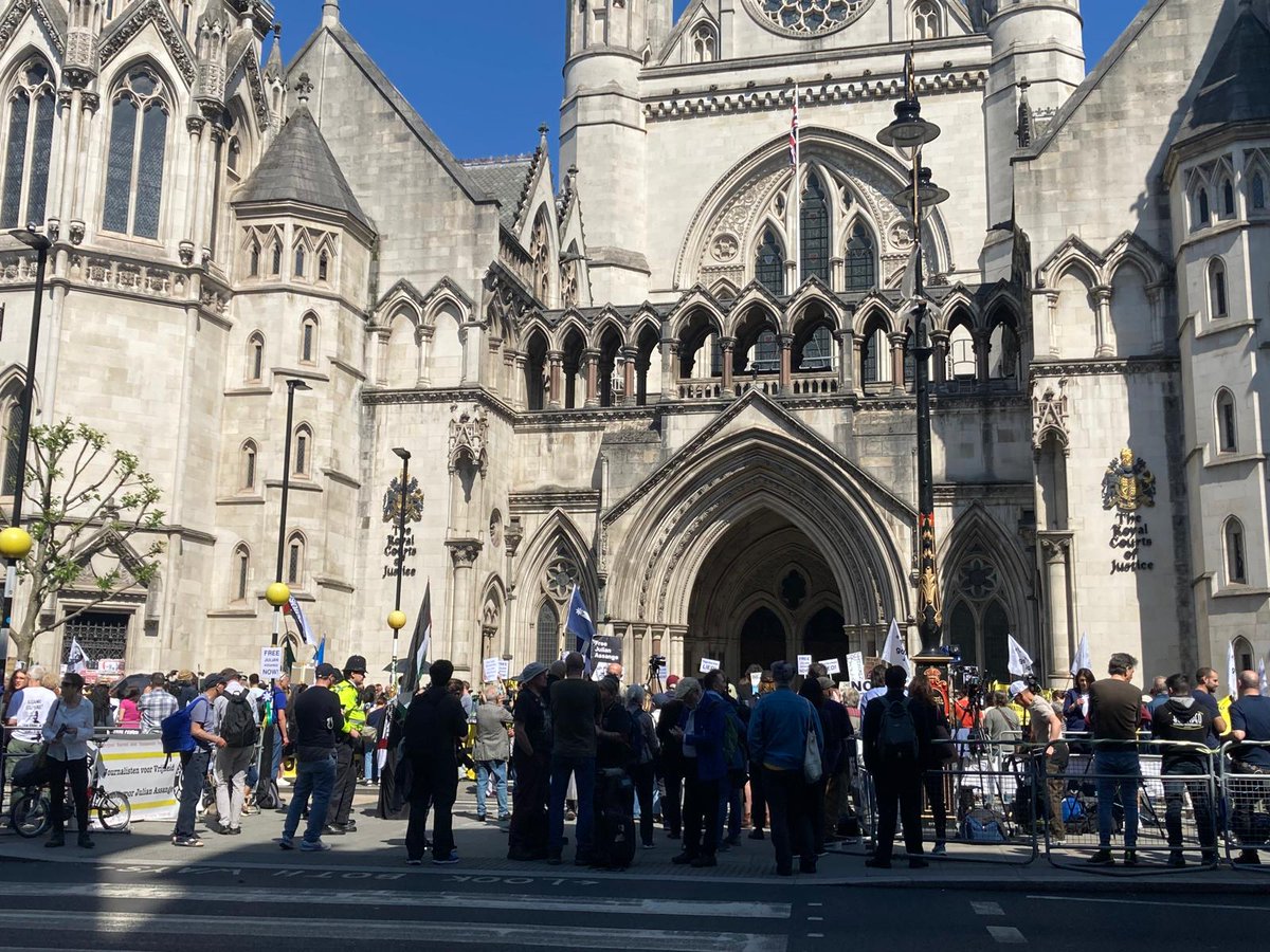 Breaking Julian #Assange has won the right to a full appeal!!! This is huge! As this pic shows, it's a beautiful day in London. Apparently court decision is related to a denial of 1st amendment rights based on citizenship.