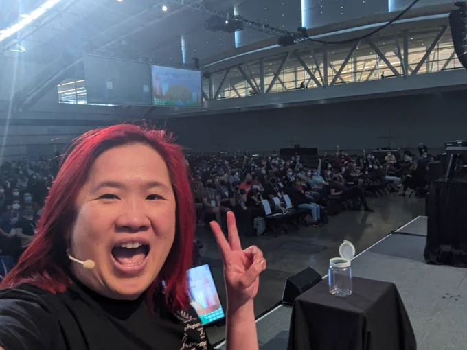 Mariatta selfie on PyCon US mainstage
2000 audience seated behind her
