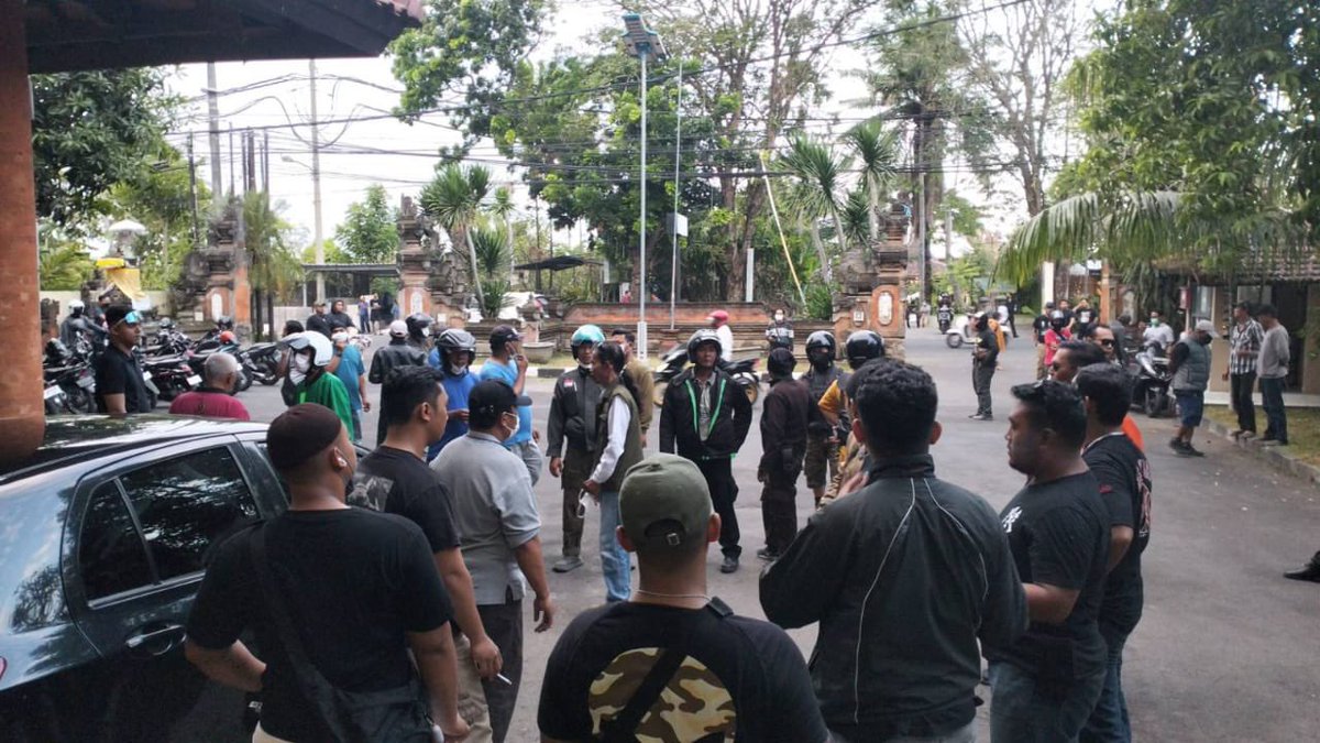 apakabarcoid's tweet photo. SETELAH serangkaian intimidasi dan pembatalan tempat kegiatan, the People’s Water Forum di Bali kembali mengalami intimidasi dan pemaksaan pembubaran oleh puluhan massa Ormas Patriot Garuda Nusantara (PGN). | KTT WWF | Presiden Joko Widodo https://t.co/MWNNzNnZIq