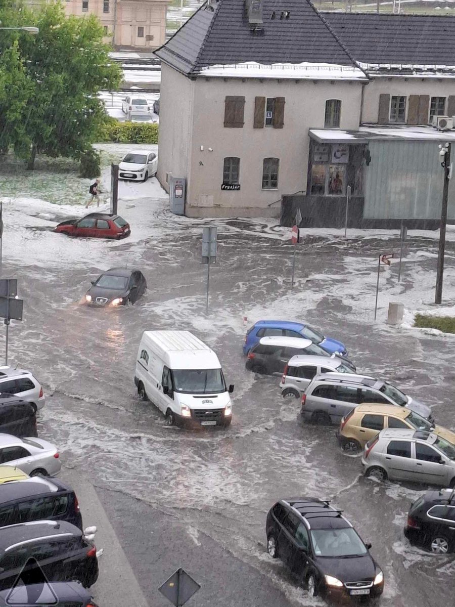 Nad #Gniezno nadal występują intensywne opady deszczu. W mieście trwają działania służb. Niestety, jak widać poniżej występują też liczne zalania i podtopienia. 
Fot. Użytkownik Systemu Raportów, no0.pl3st 
@IMGW_CMM @IMGWmeteo @MeteoprognozaPL 
@remizacompl @Strazacki_pl