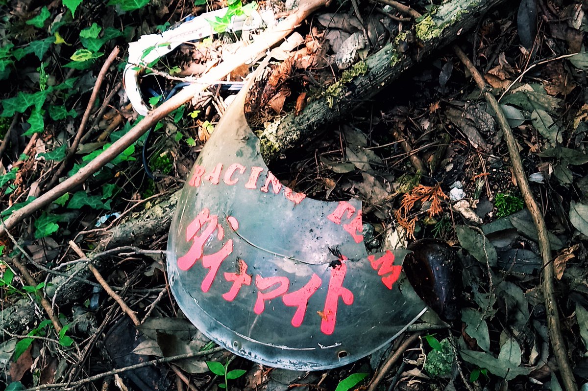 HYBSNBW's tweet photo. 六甲の崖下に残る走り屋の名残たち

兵庫県の六甲山は走り屋の聖地として古くから知られており、数多くの走り屋が今も昔も走り回っている奥ゆかしい山な訳であります。
そんな山では勿論事故も多発しており、コースの崖下には多数のパーツ、車、バイクが眠っています。
今回はそれらを紹介します。
↓ https://t.co/5I51W3CIFw
